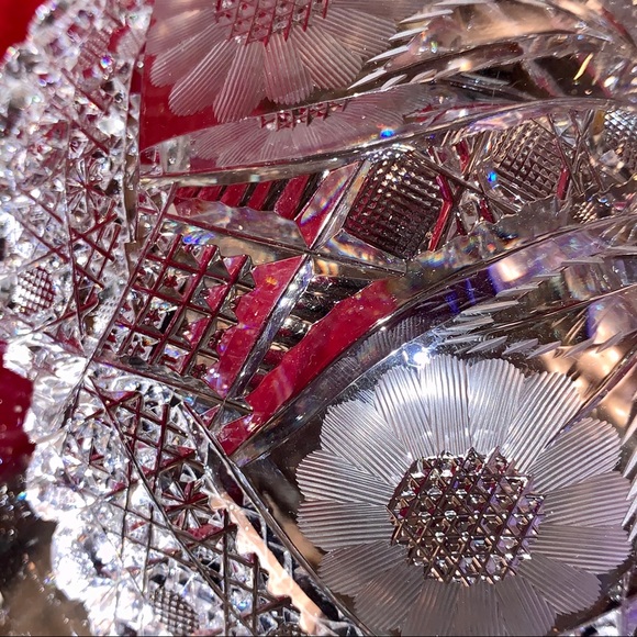 Poppy Flower Crystal Bowl Goes beyond the dining table standard. - Picture 11 of 16